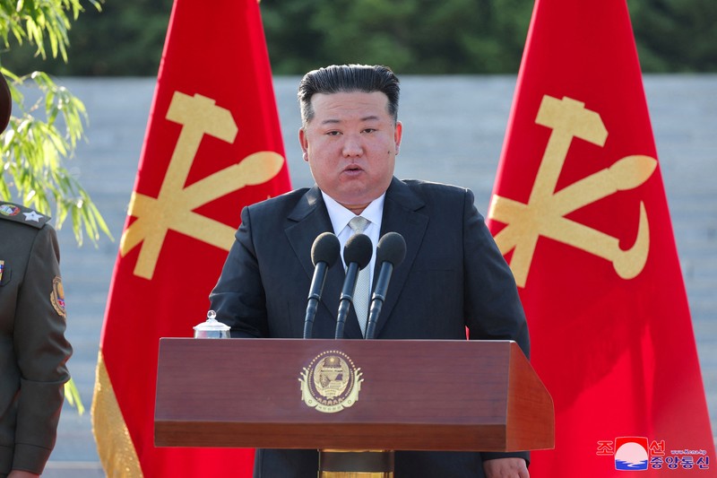 Pimpinan tertinggi Korut Kim Jong-un memimpin uji coba peluncuran roket pada Jumat (31/5). Roket yang diluncurkan punya kaliber 600 mm dan akan digunakan sebagai alat pertahanan negara. (via REUTERS/KCNA) Pimpinan tertinggi Korut Kim Jong-un memimpin uji coba peluncuran roket pada Jumat (31/5). Roket yang diluncurkan punya kaliber 600 mm dan akan digunakan sebagai alat pertahanan negara. (via REUTERS/KCNA)