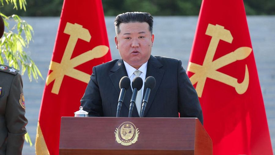 Pimpinan tertinggi Korut Kim Jong-un memimpin uji coba peluncuran roket pada Jumat (31/5). Roket yang diluncurkan punya kaliber 600 mm dan akan digunakan sebagai alat pertahanan negara. (via REUTERS/KCNA)