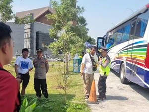 7 Bus-3 Elf Suporter Persib Dicegat dan Diputar Balik di Rest Area Tol Ngawi