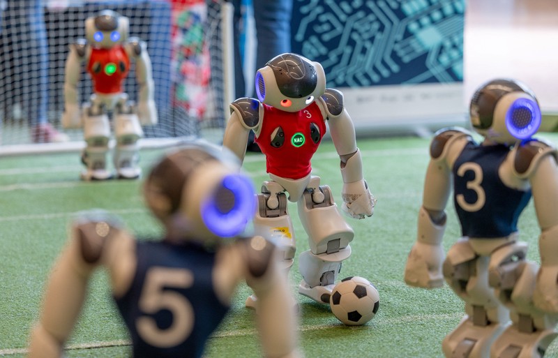 Pengunjung menghadiri KTT Global AI for Good tentang kecerdasan buatan, yang diselenggarakan oleh International Telecommunication Union (ITU), di Jenewa, Swiss, Kamis (30/5/2024). (REUTERS/Denis Balibouse)