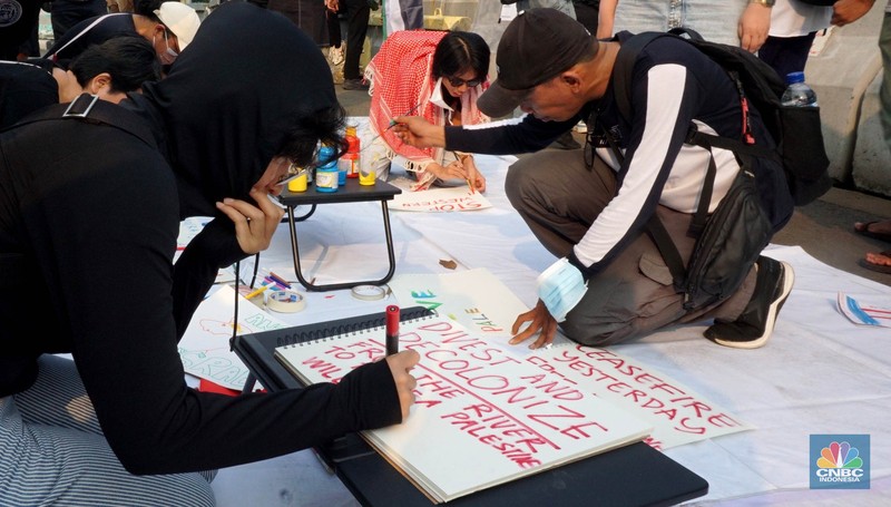 Sejumlah massa melakukan aksi solidaritas untuk Palestina di depan Kedutaan Besar Amerika Serikat (AS) untuk Indonesia, Jakarta Pusat, Jumat, (31/5/2024). (CNBC Indonesia/Muhammad Sabki) Sejumlah massa melakukan aksi solidaritas untuk Palestina di depan Kedutaan Besar Amerika Serikat (AS) untuk Indonesia, Jakarta Pusat, Jumat, (31/5/2024). (CNBC Indonesia/Muhammad Sabki)