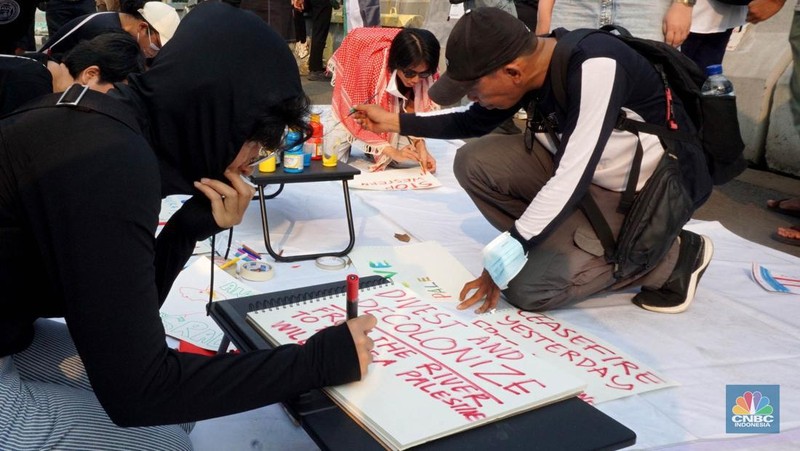 Sejumlah massa melakukan aksi solidaritas untuk Palestina di depan Kedutaan Besar Amerika Serikat (AS) untuk Indonesia, Jakarta Pusat, Jumat, (31/5/2024). (CNBC Indonesia/Muhammad Sabki)