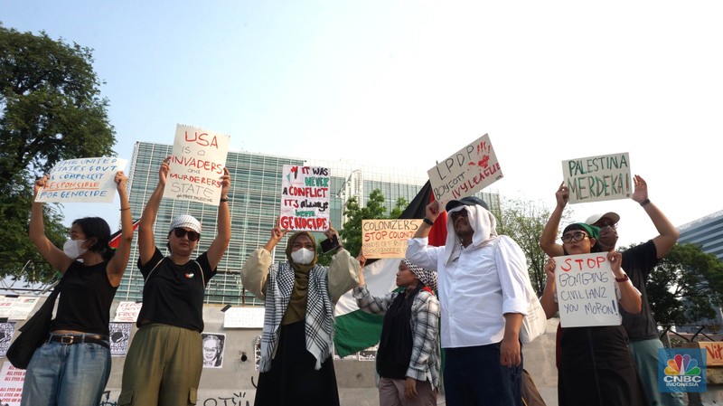Sejumlah massa melakukan aksi solidaritas untuk Palestina di depan Kedutaan Besar Amerika Serikat (AS) untuk Indonesia, Jakarta Pusat, Jumat, (31/5/2024). (CNBC Indonesia/Muhammad Sabki)