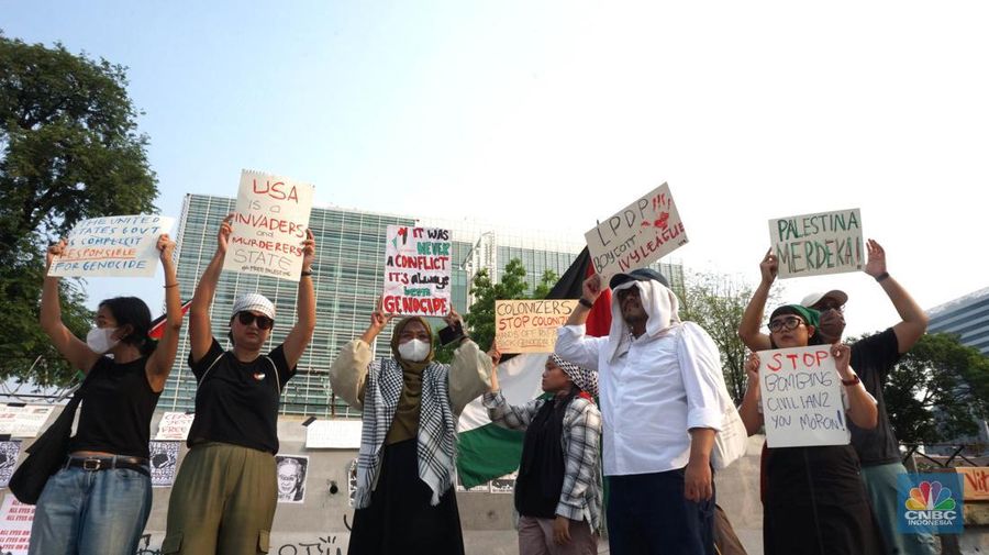 Sejumlah massa melakukan aksi solidaritas untuk Palestina di depan Kedutaan Besar Amerika Serikat (AS) untuk Indonesia, Jakarta Pusat, Jumat, (31/5/2024). (CNBC Indonesia/Muhammad Sabki)