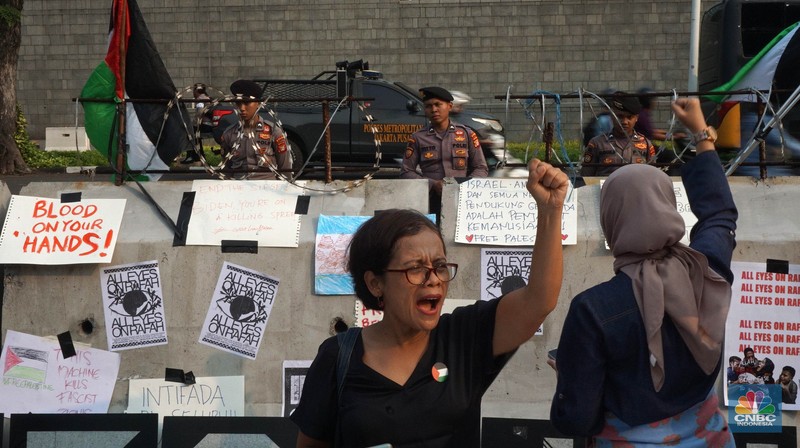 Sejumlah massa melakukan aksi solidaritas untuk Palestina di depan Kedutaan Besar Amerika Serikat (AS) untuk Indonesia, Jakarta Pusat, Jumat, (31/5/2024). (CNBC Indonesia/Muhammad Sabki) Sejumlah massa melakukan aksi solidaritas untuk Palestina di depan Kedutaan Besar Amerika Serikat (AS) untuk Indonesia, Jakarta Pusat, Jumat, (31/5/2024). (CNBC Indonesia/Muhammad Sabki)