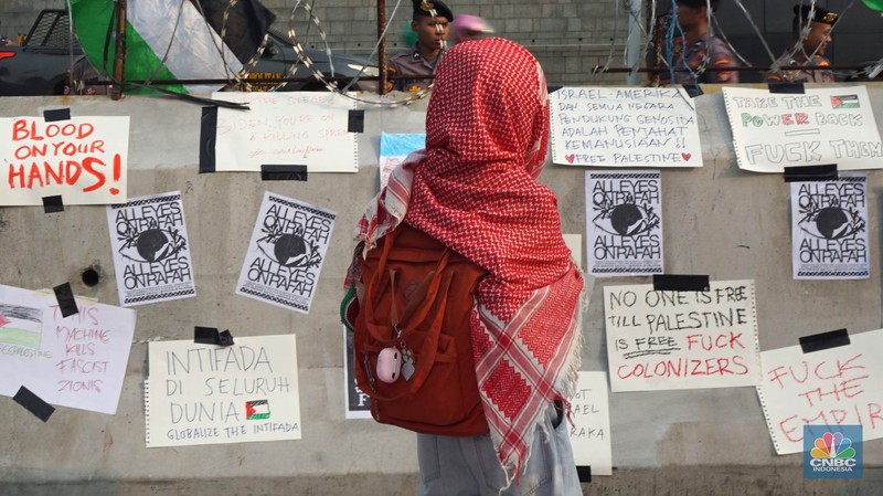 Sejumlah massa melakukan aksi solidaritas untuk Palestina di depan Kedutaan Besar Amerika Serikat (AS) untuk Indonesia, Jakarta Pusat, Jumat, (31/5/2024). (CNBC Indonesia/Muhammad Sabki) Sejumlah massa melakukan aksi solidaritas untuk Palestina di depan Kedutaan Besar Amerika Serikat (AS) untuk Indonesia, Jakarta Pusat, Jumat, (31/5/2024). (CNBC Indonesia/Muhammad Sabki)