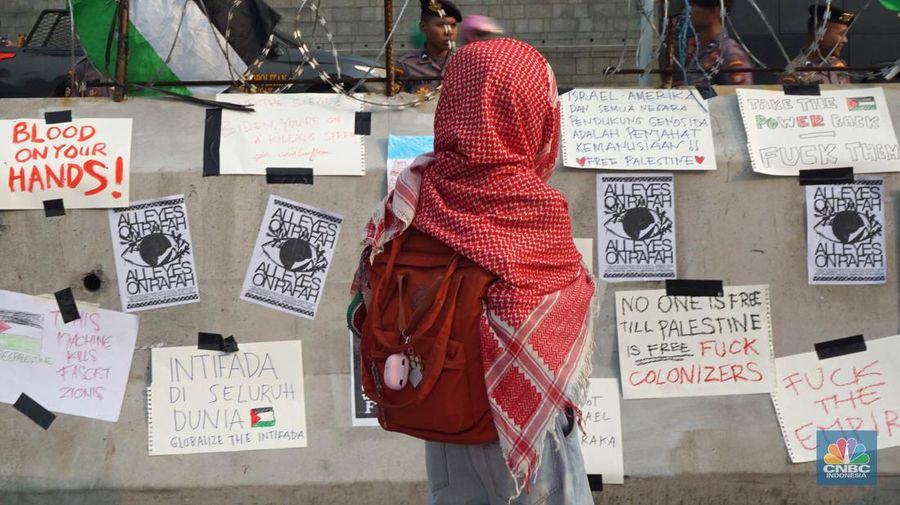 Sejumlah massa melakukan aksi solidaritas untuk Palestina di depan Kedutaan Besar Amerika Serikat (AS) untuk Indonesia, Jakarta Pusat, Jumat, (31/5/2024). (CNBC Indonesia/Muhammad Sabki)