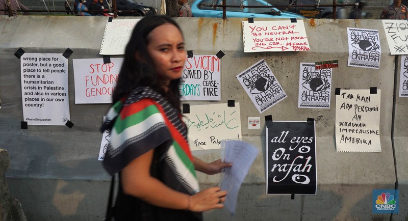 Sejumlah massa melakukan aksi solidaritas untuk Palestina di depan Kedutaan Besar Amerika Serikat (AS) untuk Indonesia, Jakarta Pusat, Jumat, (31/5/2024). (CNBC Indonesia/Muhammad Sabki) Sejumlah massa melakukan aksi solidaritas untuk Palestina di depan Kedutaan Besar Amerika Serikat (AS) untuk Indonesia, Jakarta Pusat, Jumat, (31/5/2024). (CNBC Indonesia/Muhammad Sabki)