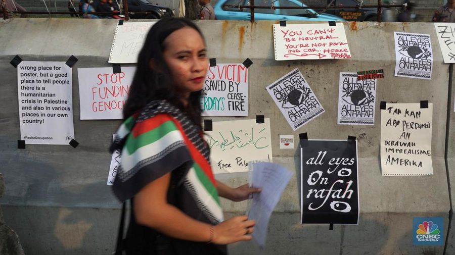 Sejumlah massa melakukan aksi solidaritas untuk Palestina di depan Kedutaan Besar Amerika Serikat (AS) untuk Indonesia, Jakarta Pusat, Jumat, (31/5/2024). (CNBC Indonesia/Muhammad Sabki)