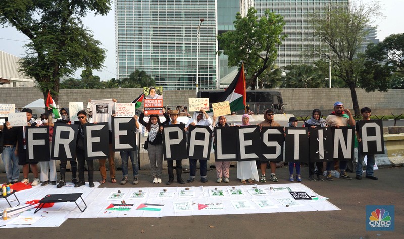 Sejumlah massa melakukan aksi solidaritas untuk Palestina di depan Kedutaan Besar Amerika Serikat (AS) untuk Indonesia, Jakarta Pusat, Jumat, (31/5/2024). (CNBC Indonesia/Muhammad Sabki) Sejumlah massa melakukan aksi solidaritas untuk Palestina di depan Kedutaan Besar Amerika Serikat (AS) untuk Indonesia, Jakarta Pusat, Jumat, (31/5/2024). (CNBC Indonesia/Muhammad Sabki)