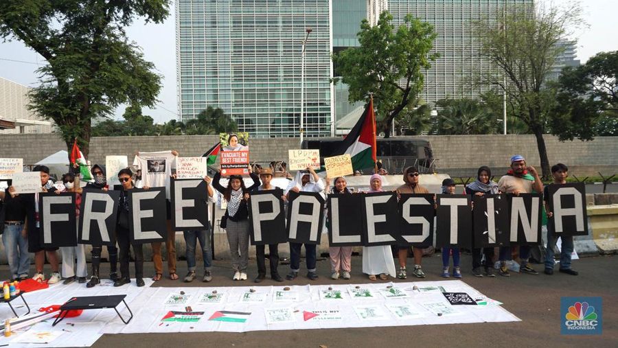 Sejumlah massa melakukan aksi solidaritas untuk Palestina di depan Kedutaan Besar Amerika Serikat (AS) untuk Indonesia, Jakarta Pusat, Jumat, (31/5/2024). (CNBC Indonesia/Muhammad Sabki)