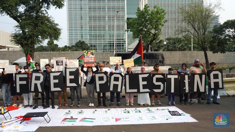 Sejumlah massa melakukan aksi solidaritas untuk Palestina di depan Kedutaan Besar Amerika Serikat (AS) untuk Indonesia, Jakarta Pusat, Jumat, (31/5/2024). (CNBC Indonesia/Muhammad Sabki)