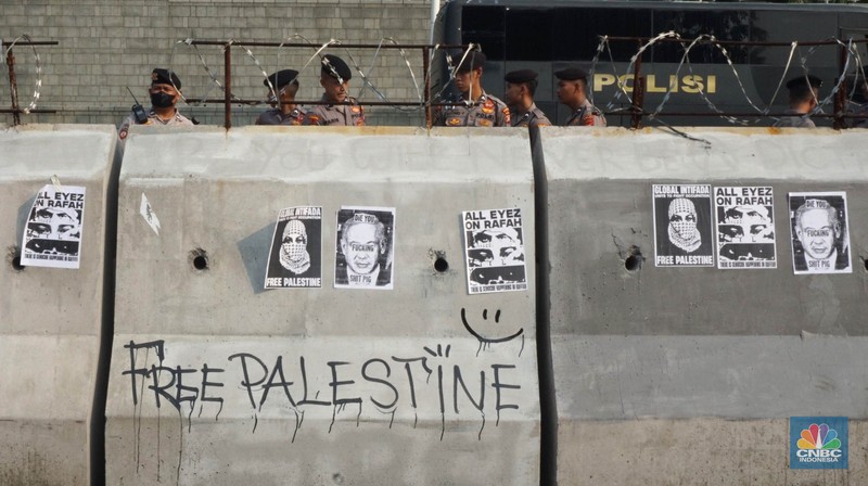 Sejumlah massa melakukan aksi solidaritas untuk Palestina di depan Kedutaan Besar Amerika Serikat (AS) untuk Indonesia, Jakarta Pusat, Jumat, (31/5/2024). (CNBC Indonesia/Muhammad Sabki) Sejumlah massa melakukan aksi solidaritas untuk Palestina di depan Kedutaan Besar Amerika Serikat (AS) untuk Indonesia, Jakarta Pusat, Jumat, (31/5/2024). (CNBC Indonesia/Muhammad Sabki)