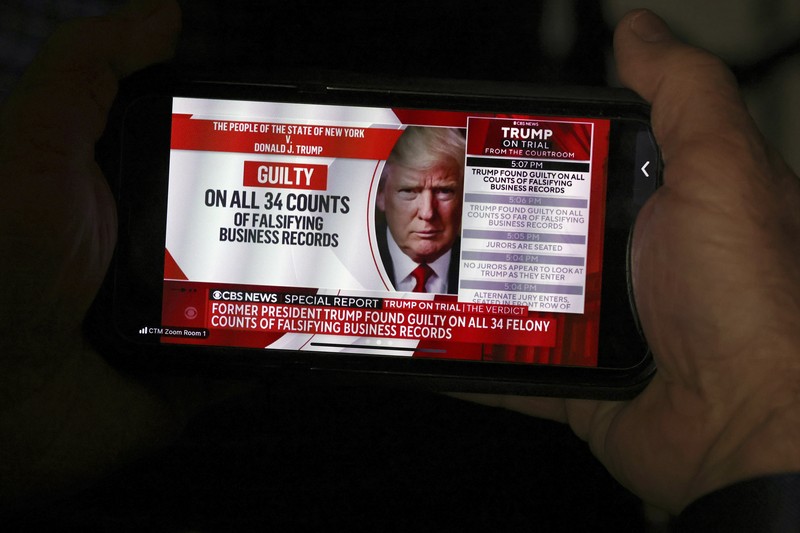 Mantan Presiden Donald Trump setelah dinyatakan bersalah atas 34 tuduhan kejahatan pemalsuan catatan bisnis tingkat pertama di Pengadilan Kriminal Manhattan, New York, Amerika Serikat (AS). Kamis (30/5/2024). (Seth Wenig/Pool via REUTERS) Mantan Presiden Donald Trump setelah dinyatakan bersalah atas 34 tuduhan kejahatan pemalsuan catatan bisnis tingkat pertama di Pengadilan Kriminal Manhattan, New York, Amerika Serikat (AS). Kamis (30/5/2024). (Seth Wenig/Pool via REUTERS)