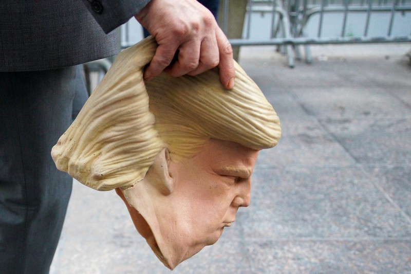Mantan Presiden Donald Trump setelah dinyatakan bersalah atas 34 tuduhan kejahatan pemalsuan catatan bisnis tingkat pertama di Pengadilan Kriminal Manhattan, New York, Amerika Serikat (AS). Kamis (30/5/2024). (Seth Wenig/Pool via REUTERS) Mantan Presiden Donald Trump setelah dinyatakan bersalah atas 34 tuduhan kejahatan pemalsuan catatan bisnis tingkat pertama di Pengadilan Kriminal Manhattan, New York, Amerika Serikat (AS). Kamis (30/5/2024). (Seth Wenig/Pool via REUTERS)