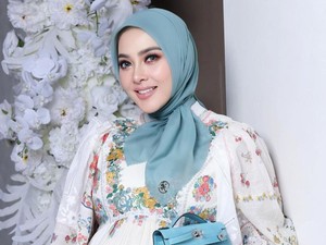 Syahrini Bakal Melahirkan Sebentar Lagi, Aisyahrani Kirim Doa saat Haji
