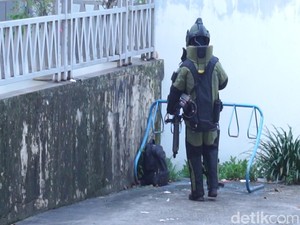 Tas Hitam Mencurigakan di Bawah Stasiun LRT Ternyata Berisi Popok Bayi