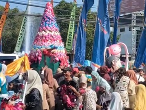 Warga Berebut Gunungan BH saat HUT Sragen
