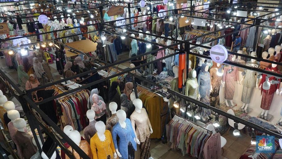 Warga mengunjungi pusat perbelanjaan Thamrin City, Jakarta, Jumat (31/5/2024). Asosiasi Pengelola Pusat Belanja Indonesia (APBI) memprediksi tingkat keterisian pusat perbelanjaan atau okupansi akan mencapai 90 persen pada 2024 karena adanya kebijakan baru terkait pembatasan impor yang merangsang peritel untuk menambah dan membuka toko baru. (²©²ÊÍøÕ¾/Muhammad Sabki) Warga mengunjungi pusat perbelanjaan Thamrin City, Jakarta, Jumat (31/5/2024). Asosiasi Pengelola Pusat Belanja Indonesia (APBI) memprediksi tingkat keterisian pusat perbelanjaan atau okupansi akan mencapai 90 persen pada 2024 karena adanya kebijakan baru terkait pembatasan impor yang merangsang peritel untuk menambah dan membuka toko baru. (²©²ÊÍøÕ¾/Muhammad Sabki)
