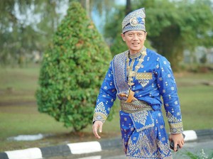 Menteri ATR AHY Pakai Baju Adat Melayu Pekanbaru di Upacara Harlah Pancasila