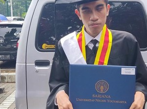 Kisah Bayu, Tunanetra yang Lulus Cepat & Raih Cum Laude dari UNY