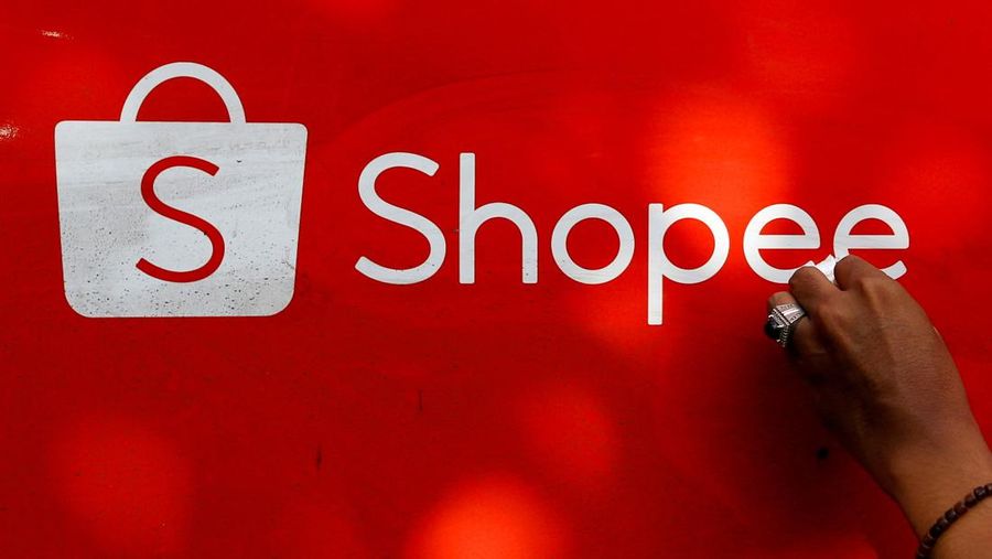 Ilustrasi Shopee. (REUTERS/Ajeng Dinar Ulfiana/File Photo)
