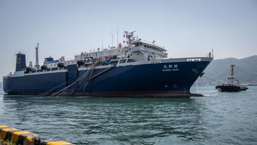 Kangei Maru terlihat berlabuh di Pelabuhan Shimonoseki di Prefektur Yamaguchi, Japan. (AFP/YUICHI YAMAZAKI)