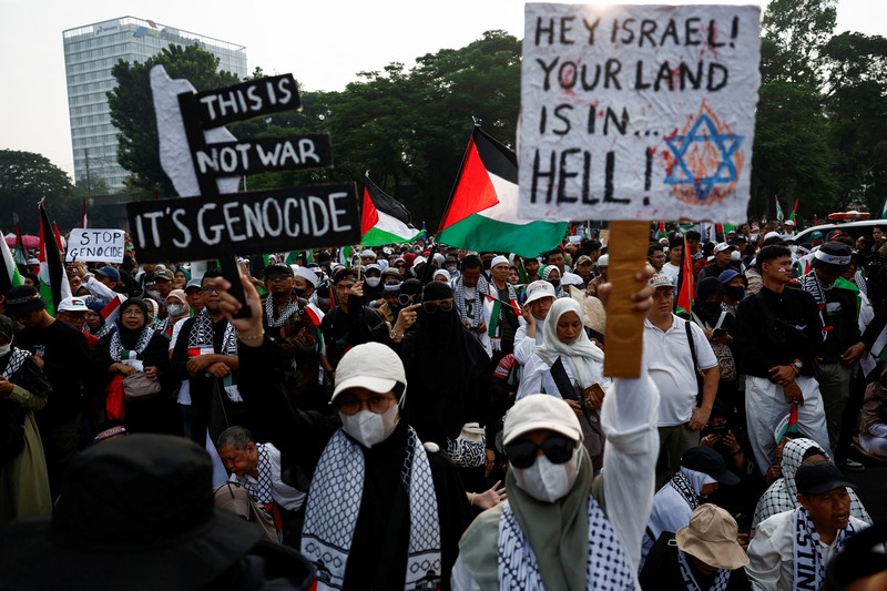 Pengunjuk rasa yang tergabung dalam Koalisi Indonesia Bela Baitul Maqdis melakukan demonstrasi di depan Kedutaan Besar Amerika Serikat (Kedubes AS), Jakarta, Sabtu (1/6/2024). (REUTERS/Willy Kurniawan) Pengunjuk rasa yang tergabung dalam Koalisi Indonesia Bela Baitul Maqdis melakukan demonstrasi di depan Kedutaan Besar Amerika Serikat (Kedubes AS), Jakarta, Sabtu (1/6/2024). (REUTERS/Willy Kurniawan)