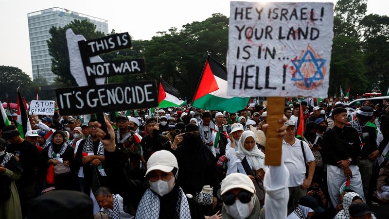 Pengunjuk rasa yang tergabung dalam Koalisi Indonesia Bela Baitul Maqdis melakukan demonstrasi di depan Kedutaan Besar Amerika Serikat (Kedubes AS), Jakarta, Sabtu (1/6/2024). (REUTERS/Willy Kurniawan)