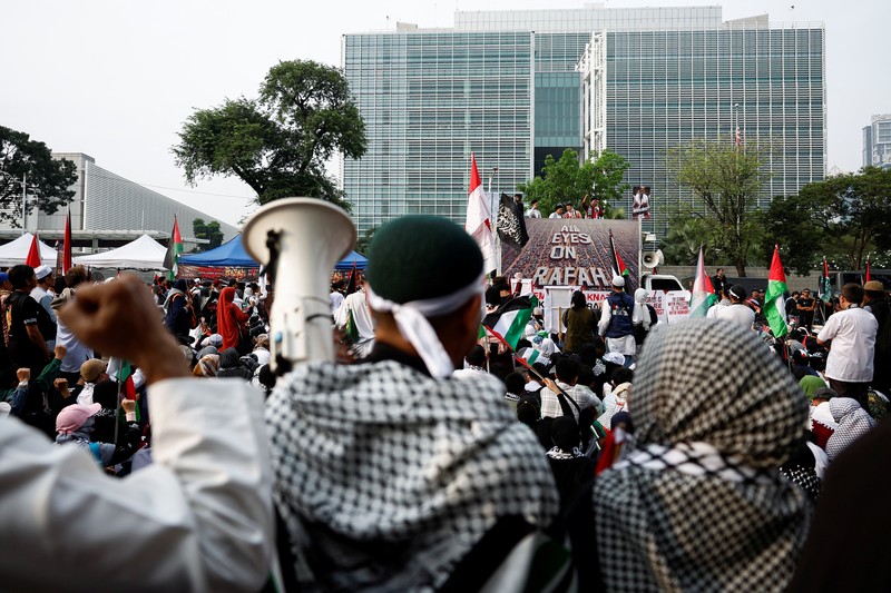Pengunjuk rasa yang tergabung dalam Koalisi Indonesia Bela Baitul Maqdis melakukan demonstrasi di depan Kedutaan Besar Amerika Serikat (Kedubes AS), Jakarta, Sabtu (1/6/2024). (REUTERS/Willy Kurniawan) Pengunjuk rasa yang tergabung dalam Koalisi Indonesia Bela Baitul Maqdis melakukan demonstrasi di depan Kedutaan Besar Amerika Serikat (Kedubes AS), Jakarta, Sabtu (1/6/2024). (REUTERS/Willy Kurniawan)