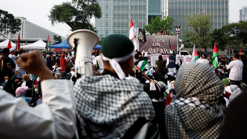 Pengunjuk rasa yang tergabung dalam Koalisi Indonesia Bela Baitul Maqdis melakukan demonstrasi di depan Kedutaan Besar Amerika Serikat (Kedubes AS), Jakarta, Sabtu (1/6/2024). (REUTERS/Willy Kurniawan)