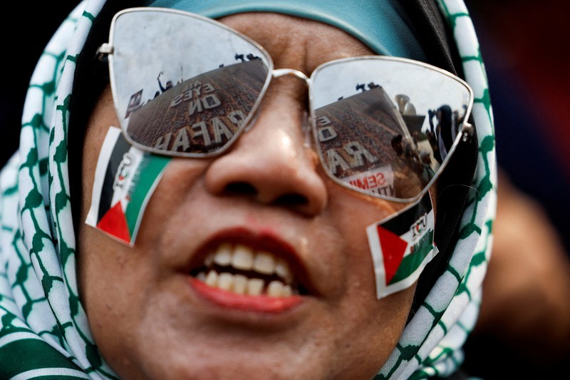 Pengunjuk rasa yang tergabung dalam Koalisi Indonesia Bela Baitul Maqdis melakukan demonstrasi di depan Kedutaan Besar Amerika Serikat (Kedubes AS), Jakarta, Sabtu (1/6/2024). (REUTERS/Willy Kurniawan) Pengunjuk rasa yang tergabung dalam Koalisi Indonesia Bela Baitul Maqdis melakukan demonstrasi di depan Kedutaan Besar Amerika Serikat (Kedubes AS), Jakarta, Sabtu (1/6/2024). (REUTERS/Willy Kurniawan)
