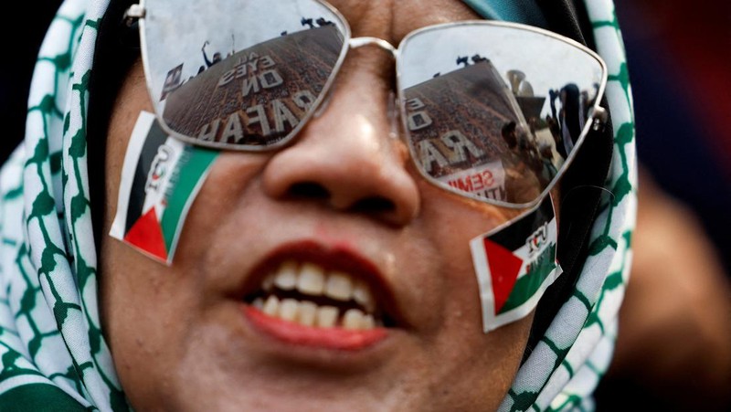 Pengunjuk rasa yang tergabung dalam Koalisi Indonesia Bela Baitul Maqdis melakukan demonstrasi di depan Kedutaan Besar Amerika Serikat (Kedubes AS), Jakarta, Sabtu (1/6/2024). (REUTERS/Willy Kurniawan)