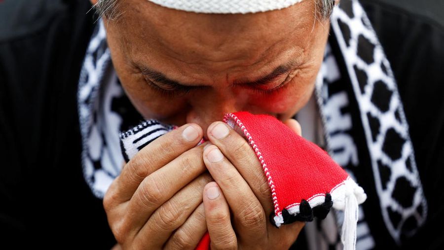 Pengunjuk rasa yang tergabung dalam Koalisi Indonesia Bela Baitul Maqdis melakukan demonstrasi di depan Kedutaan Besar Amerika Serikat (Kedubes AS), Jakarta, Sabtu (1/6/2024). (REUTERS/Willy Kurniawan)