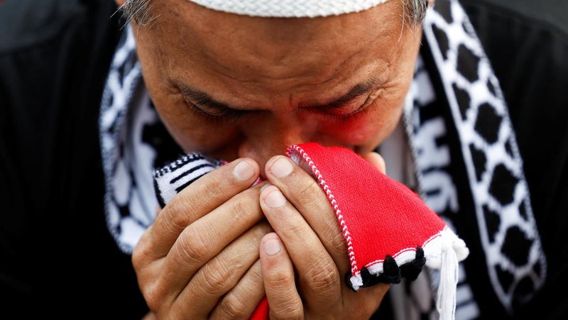 Pengunjuk rasa yang tergabung dalam Koalisi Indonesia Bela Baitul Maqdis melakukan demonstrasi di depan Kedutaan Besar Amerika Serikat (Kedubes AS), Jakarta, Sabtu (1/6/2024). (REUTERS/Willy Kurniawan)