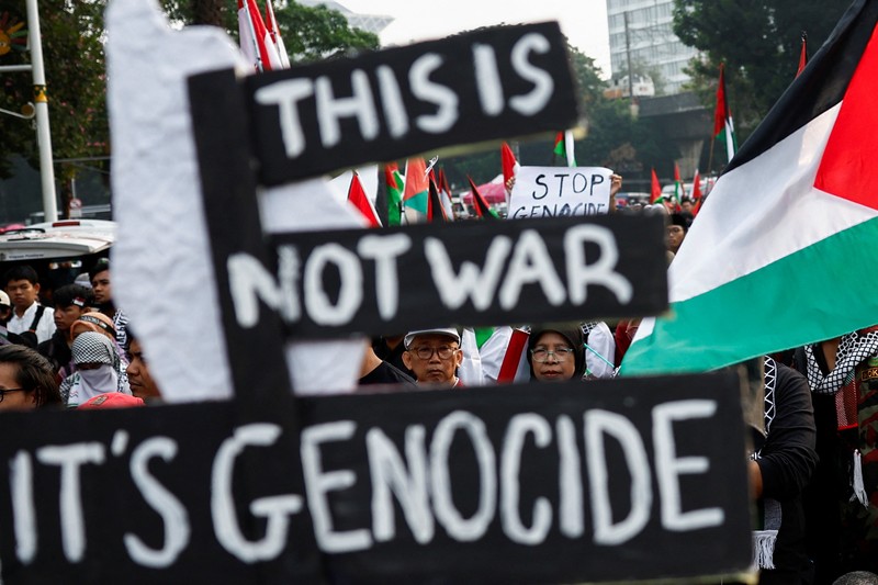 Pengunjuk rasa yang tergabung dalam Koalisi Indonesia Bela Baitul Maqdis melakukan demonstrasi di depan Kedutaan Besar Amerika Serikat (Kedubes AS), Jakarta, Sabtu (1/6/2024). (REUTERS/Willy Kurniawan) Pengunjuk rasa yang tergabung dalam Koalisi Indonesia Bela Baitul Maqdis melakukan demonstrasi di depan Kedutaan Besar Amerika Serikat (Kedubes AS), Jakarta, Sabtu (1/6/2024). (REUTERS/Willy Kurniawan)