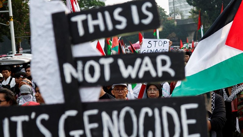 Pengunjuk rasa yang tergabung dalam Koalisi Indonesia Bela Baitul Maqdis melakukan demonstrasi di depan Kedutaan Besar Amerika Serikat (Kedubes AS), Jakarta, Sabtu (1/6/2024). (REUTERS/Willy Kurniawan)