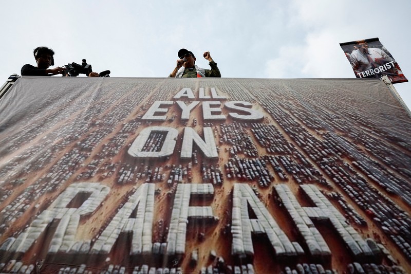 Pengunjuk rasa yang tergabung dalam Koalisi Indonesia Bela Baitul Maqdis melakukan demonstrasi di depan Kedutaan Besar Amerika Serikat (Kedubes AS), Jakarta, Sabtu (1/6/2024). (REUTERS/Willy Kurniawan) Pengunjuk rasa yang tergabung dalam Koalisi Indonesia Bela Baitul Maqdis melakukan demonstrasi di depan Kedutaan Besar Amerika Serikat (Kedubes AS), Jakarta, Sabtu (1/6/2024). (REUTERS/Willy Kurniawan)