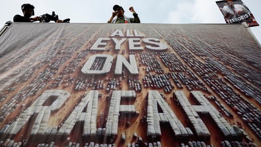 Pengunjuk rasa yang tergabung dalam Koalisi Indonesia Bela Baitul Maqdis melakukan demonstrasi di depan Kedutaan Besar Amerika Serikat (Kedubes AS), Jakarta, Sabtu (1/6/2024). (REUTERS/Willy Kurniawan)