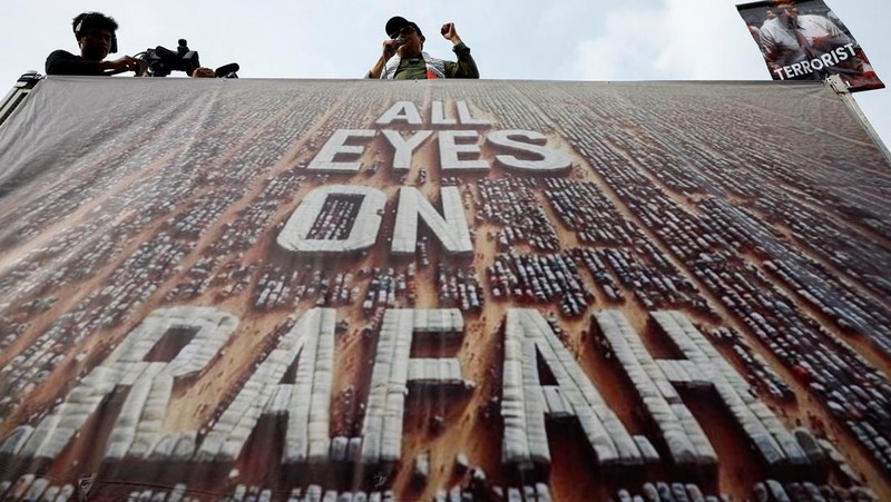 Pengunjuk rasa yang tergabung dalam Koalisi Indonesia Bela Baitul Maqdis melakukan demonstrasi di depan Kedutaan Besar Amerika Serikat (Kedubes AS), Jakarta, Sabtu (1/6/2024). (REUTERS/Willy Kurniawan)