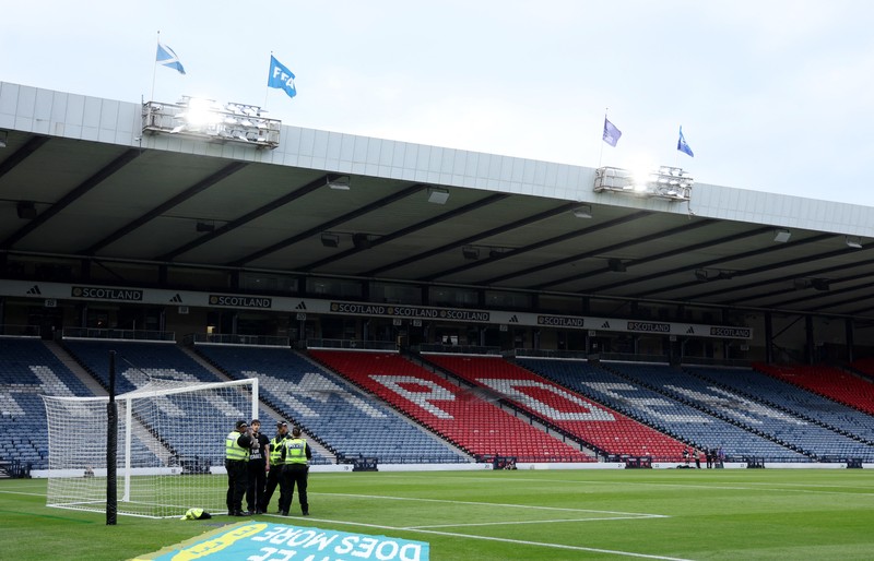 Polisi menahan seorang pengunjuk rasa yang diikat ke tiang gawang di Hampden Park, Glasgow, Skotlandia, Jumat (31/5/2024). (REUTERS/Russell Cheyne) Polisi menahan seorang pengunjuk rasa yang diikat ke tiang gawang di Hampden Park, Glasgow, Skotlandia, Jumat (31/5/2024). (REUTERS/Russell Cheyne)
