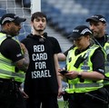 Aksi Pria Berbaju 'Kartu Merah Untuk Israel' Jelang Laga Piala Eropa