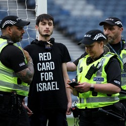 Aksi Pria Berbaju 'Kartu Merah Untuk Israel' Jelang Laga Piala Eropa
