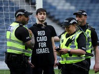 Aksi Pria Berbaju 'Kartu Merah Untuk Israel' Jelang Laga Piala Eropa