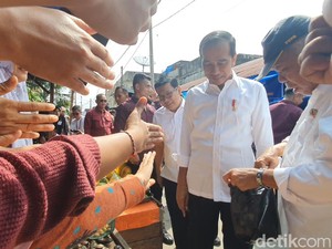 Presiden Jokowi-Menteri PUPR Berburu Kaus Kaki hingga Jengkol di Dumai