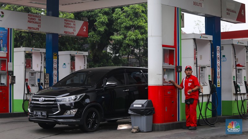 Suasana Stasiun Pengisian Bahan Bakar Umum (SPBU) Pertamina di kawasan Warung Jati Barat, Jakarta, Sabtu (1/6/2024). (CNBC Indonesia/Faisal Rahman) Suasana Stasiun Pengisian Bahan Bakar Umum (SPBU) Pertamina di kawasan Warung Jati Barat, Jakarta, Sabtu (1/6/2024). (CNBC Indonesia/Faisal Rahman)