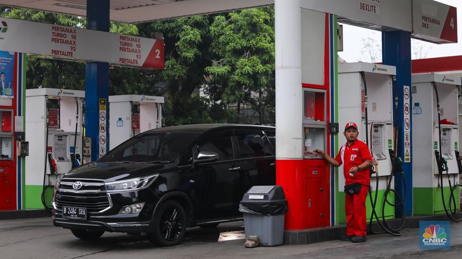 Suasana Stasiun Pengisian Bahan Bakar Umum (SPBU) Pertamina di kawasan Warung Jati Barat, Jakarta, Sabtu (1/6/2024). (վ/Faisal Rahman)