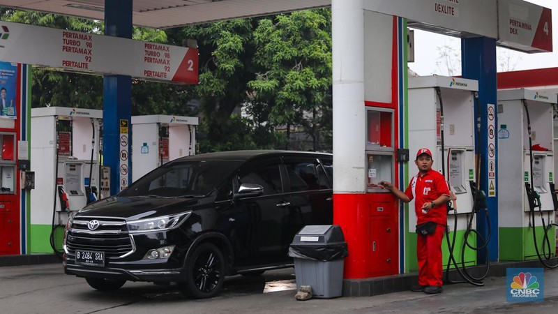 Suasana Stasiun Pengisian Bahan Bakar Umum (SPBU) Pertamina di kawasan Warung Jati Barat, Jakarta, Sabtu (1/6/2024). (CNBC Indonesia/Faisal Rahman)