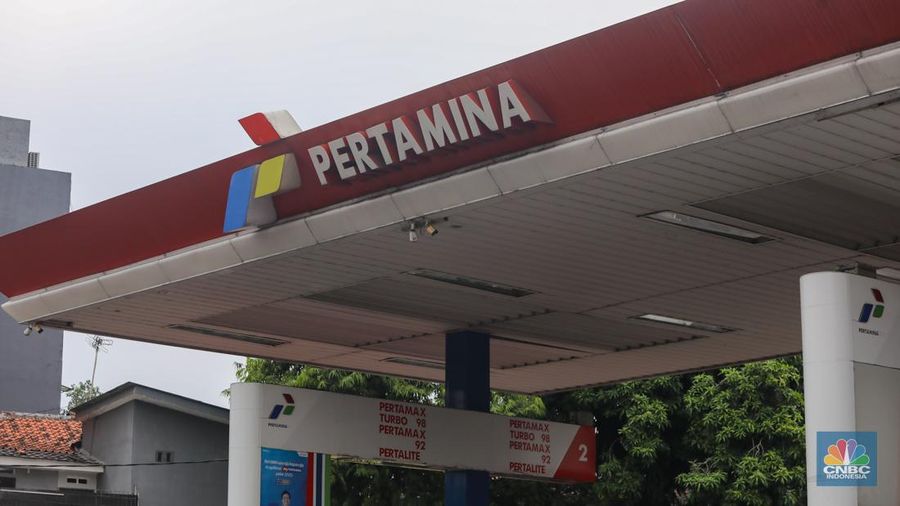 Suasana Stasiun Pengisian Bahan Bakar Umum (SPBU) Pertamina di kawasan Warung Jati Barat, Jakarta, Sabtu (1/6/2024). (վ/Faisal Rahman)