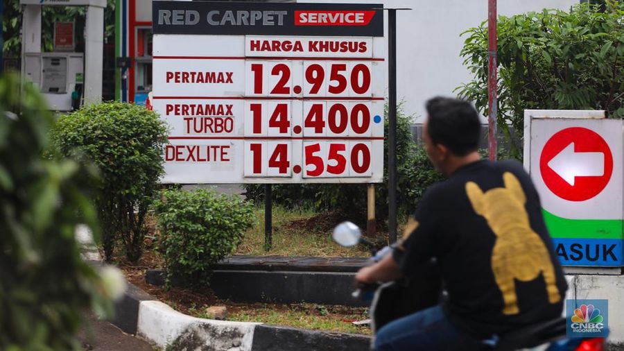 Suasana Stasiun Pengisian Bahan Bakar Umum (SPBU) Pertamina di kawasan Warung Jati Barat, Jakarta, Sabtu (1/6/2024). (CNBC Indonesia/Faisal Rahman)